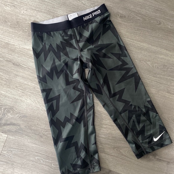 Nike workout capris - Picture 1 of 2